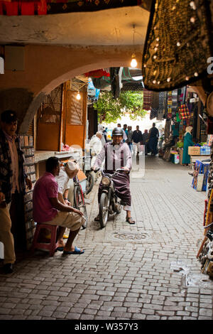 La vie quotidienne dans les rues, ruelles de Marrakech Médina & les allées et les routes dans la ville marocaine de la culture islamique Banque D'Images