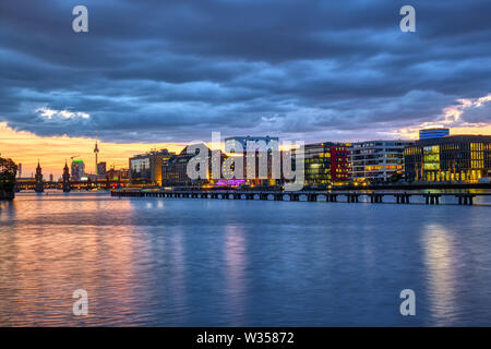 Magnifique coucher de soleil à la rivière Spree à Berlin avec la célèbre Tour de télévision dans le dos Banque D'Images