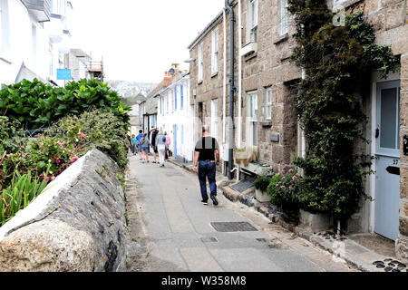 St Ives, Cornwall, UK. Le 29 juin 2019. Les vacanciers de la côte à pied en bas de la Warren dans la ville de Saint Ives en Cornouailles, Royaume-Uni. Banque D'Images