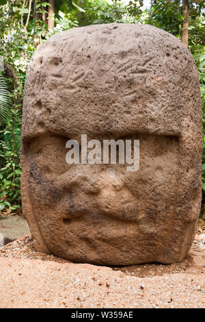 Le jeune guerrier Olmèque, Musée archéologique, le parc La Venta, Villahermosa, Tabasco, Mexique. Banque D'Images