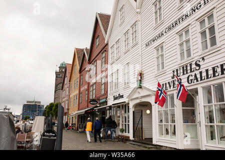 La boutique de bijoux de la galerie d'argent de Juhls et d'autres boutiques bordent le célèbre quartier de Bryggen le long du front de mer à Bergen, en Norvège. Banque D'Images
