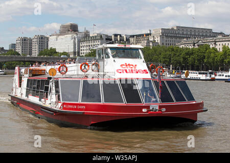 L'aube du millénaire, l'un des City Cruises sightseeing bateaux sur la Tamise, Londres, Royaume-Uni. Banque D'Images