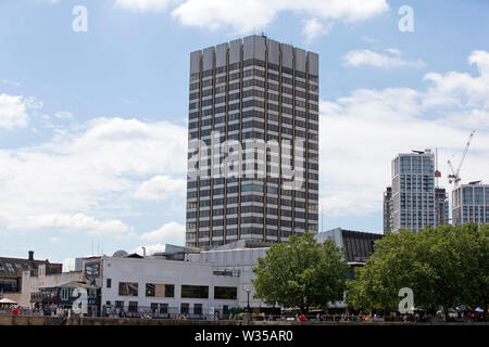 Gabriel's Wharf, et Kent House, ancien siège de la société de télévision ITV, London South Bank, au Royaume-Uni. Banque D'Images