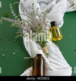 Vue de dessus de bouteilles avec de l'huile essentielle de menthe. Traitement cosmétique Massage Banque D'Images