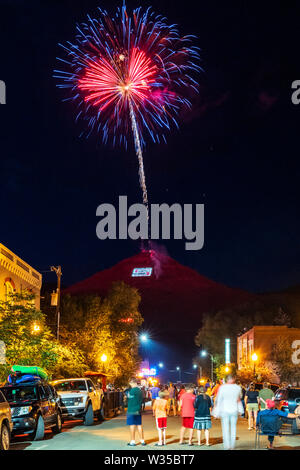 Les gens regardent Quatrième de juillet artifice sur 'S' Montagne vue de la rue principale dans la région de Salida, Colorado, USA Banque D'Images