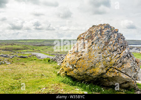 Beau paysage irlandais un géant de pierre dans la vallée de Caher et tête noire, façon sauvage de l'Atlantique, merveilleux printemps jour nuageux Banque D'Images