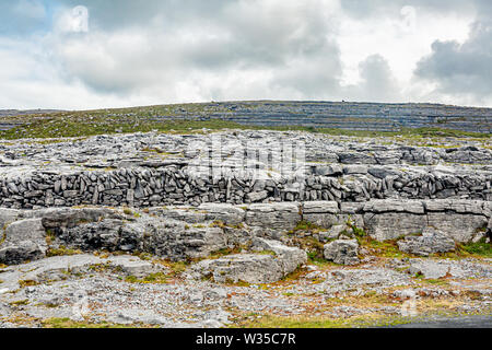 Superbe paysage irlandais d'une colline de roches calcaires dans la vallée de Caher et tête noire, les géoparcs géosites et sauvage de l'Atlantique, jour de printemps, Banque D'Images