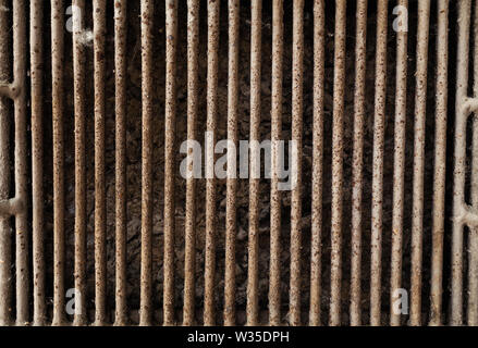 Vue rapprochée de vieilles et rouillées grill bars, détails de texture dans l'accent. Banque D'Images