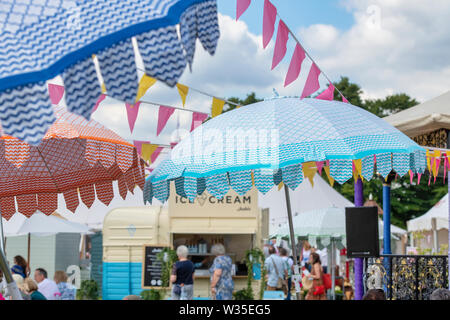 Les parasols colorés au RHS Hampton Court Flower Show 2019. Hampton Court, Surrey, Angleterre Banque D'Images