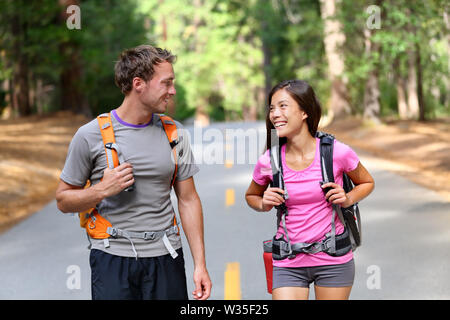 Heureux couple de randonneurs randonnées parler ensemble, joyeux et frais. Jeune couple multiracial active dans l'activité de plein air randonnée pédestre dans la région de Yosemite National Park, California, USA. Asian Woman, man. Banque D'Images