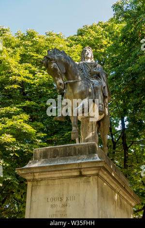 Statue en bronze du Roi Louis de XIII, 13, sur la plus ancienne place, de la Place des Vosges, Paris, France. Banque D'Images