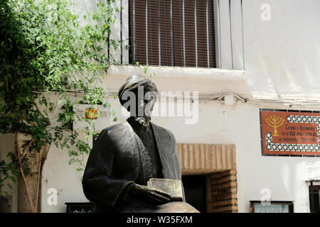 Détail d'une statue en l'honneur de Moïse ben Maimon, ou Maïmonide, un érudit juif séfarade médiévale, à Cordoue, Espagne. Banque D'Images