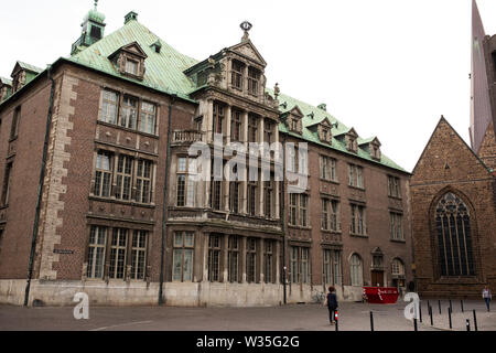 L'arrière de l'hôtel de ville (Rathaus) à côté de l'Église de notre chère dame dans le centre de Brême, Allemagne. Banque D'Images