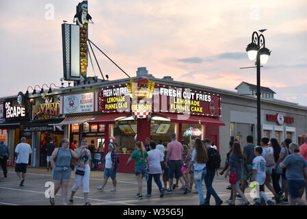 OCEAN CITY, NEW JERSEY/USA - 27 juin 2019 : les touristes de passage des stands de restauration et des salles de jeux sur l'Ocean City Boardwalk at sunset Banque D'Images