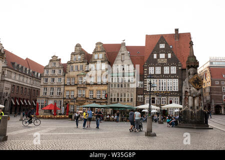 La place du marché dans le vieux centre-ville de Brême, en Allemagne, avec la statue de Roland du XVe siècle visible sur la droite. Banque D'Images