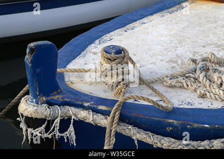 Pour attacher la corde d'un bateau sur l'embarcadère. Banque D'Images