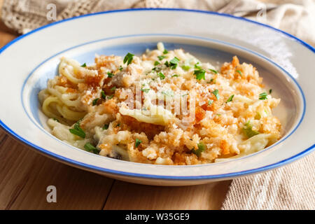 Du Poulet Alfredo crémeux avec pâtes spaghetti parmesan garni de mozzarella et de fromages et de chapelure panko Banque D'Images