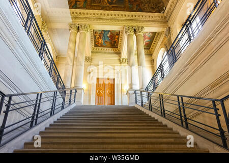 Intérieur avec grand escalier de l'ancien édifice des Archives nationales, hôtel de Soubise, Paris, France. Banque D'Images