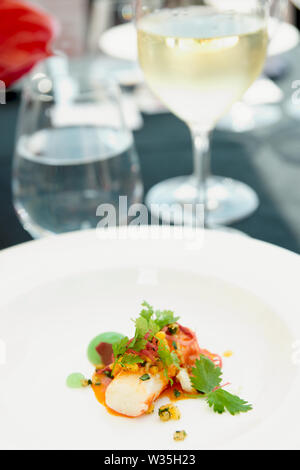Crabe piment cuit dans une façon moderne sur table de restaurant en plein air Banque D'Images