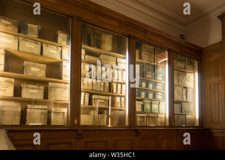 Des livres anciens en bibliothèque. Intérieur de l'édifice des Archives nationales, l'ancien hôtel de Soubise, musée de l'histoire de France, Paris, France. Banque D'Images