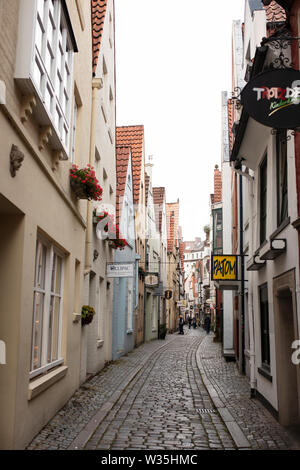 Les boutiques, galeries et restaurants bordent les rues étroites du quartier historique de Schnoor dans la ville de Brême, en Allemagne. Banque D'Images