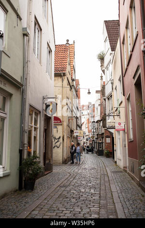 Les boutiques, galeries et cafés bordent les ruelles étroites du quartier historique de Schnoor dans la ville de Brême, en Allemagne. Banque D'Images