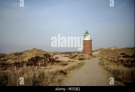 18 février 2019, le Schleswig-Holstein, Sylt : Traverser la lumière 'Red Cliff' sur l'île de Sylt. Sylt est la plus grande île du Nord en Allemagne. Photo : Britta Pedersen/dpa-Zentralbild/ZB Banque D'Images