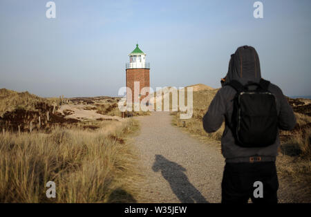 18 février 2019, le Schleswig-Holstein, Sylt : Traverser la lumière 'Red Cliff' sur l'île de Sylt. Sylt est la plus grande île du Nord en Allemagne. Photo : Britta Pedersen/dpa-Zentralbild/ZB Banque D'Images