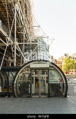 Entrée d'escalator, Centre Georges Pompidou, Paris, France Banque D'Images