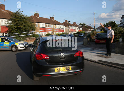 Un agent de police à un cordon près d'Aarschot Avenue à Whitton, sud-ouest de Londres, où deux personnes, un homme dans son 60s et une femme dans son 70s, a été trouvé poignardé à mort. Banque D'Images