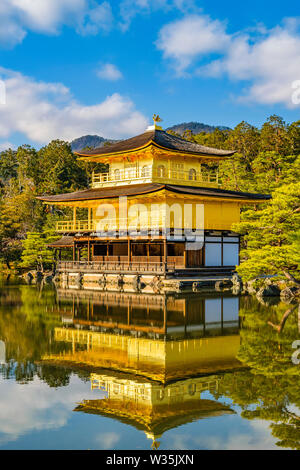 KYOTO, JAPON, JANVIER - 2019 - Vue extérieure du célèbre temple zen kinkakuji à Kyoto City, Japon Banque D'Images