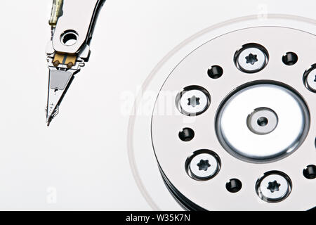 Close-up et macro-vision de l'intérieur du disque dur. Photo empilées. Banque D'Images