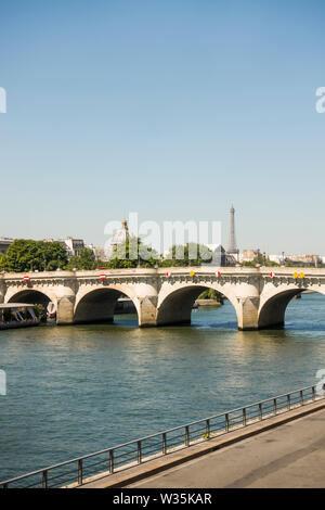 Pont neuf, le plus ancien pont sur Seine permanent reliant l'Ile de la Cité, à Paris, France. Banque D'Images