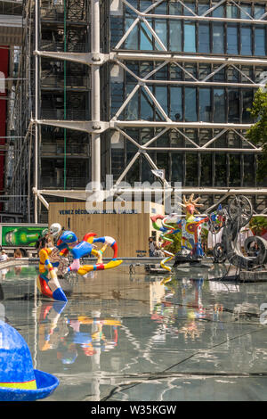 La fontaine Stravinsky ou Fontaine des automates à côté du centre Georges Pompidou, musée. Paris, France. Banque D'Images