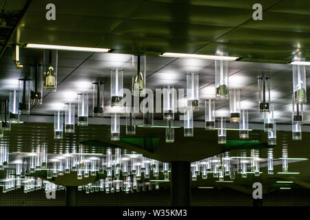 Point de vue inconnu d'un ensemble de lampes au plafond de la gare principale de Berlin Hauptbahnhof Banque D'Images