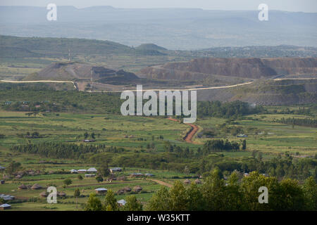 La TANZANIE, Distrikt Tarime, Nyamongo, la filiale canadienne Barrick Gold Gold Mine, Mara Acacia voir surcharger cessions/Abraumhalden TANZANIE, Blick auf der Acacia Gold Mine im Afrikanischen Grabenbruch Banque D'Images