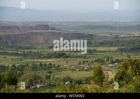 La TANZANIE, Distrikt Tarime, Nyamongo, la filiale canadienne Barrick Gold Gold Mine, Mara Acacia voir surcharger cessions/Abraumhalden TANZANIE, Blick auf der Acacia Gold Mine im Afrikanischen Grabenbruch Banque D'Images