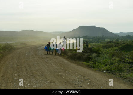 La TANZANIE, Distrikt Tarime, Nyamongo, la filiale canadienne Barrick Gold Gold Mine, Mara Acacia voir surcharger cessions/Abraumhalden TANZANIE, Blick auf der Acacia Gold Mine im Afrikanischen Grabenbruch Banque D'Images