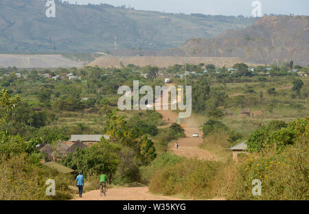 La TANZANIE, Distrikt Tarime, Nyamongo, la filiale canadienne Barrick Gold Gold Mine, Mara Acacia voir surcharger cessions/Abraumhalden TANZANIE, Blick auf der Acacia Gold Mine im Afrikanischen Grabenbruch Banque D'Images