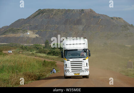 La TANZANIE, Distrikt Tarime, Nyamongo, la filiale canadienne Barrick Gold Gold Mine, Mara Acacia voir surcharger cessions/Abraumhalden TANZANIE, Blick auf der Acacia Gold Mine im Afrikanischen Grabenbruch Banque D'Images