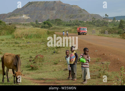 La TANZANIE, Distrikt Tarime, Nyamongo, la filiale canadienne Barrick Gold Gold Mine, Mara Acacia voir surcharger cessions/Abraumhalden TANZANIE, Blick auf der Acacia Gold Mine im Afrikanischen Grabenbruch Banque D'Images