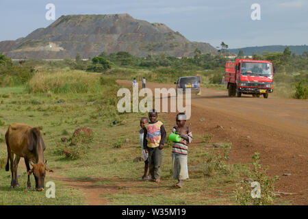 La TANZANIE, Distrikt Tarime, Nyamongo, la filiale canadienne Barrick Gold Gold Mine, Mara Acacia voir surcharger cessions/Abraumhalden TANZANIE, Blick auf der Acacia Gold Mine im Afrikanischen Grabenbruch Banque D'Images