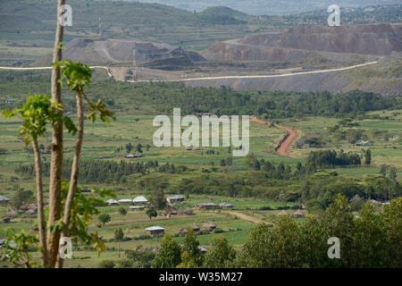 La TANZANIE, Distrikt Tarime, Nyamongo, la filiale canadienne Barrick Gold Gold Mine, Mara Acacia voir surcharger cessions/Abraumhalden TANZANIE, Blick auf der Acacia Gold Mine im Afrikanischen Grabenbruch Banque D'Images