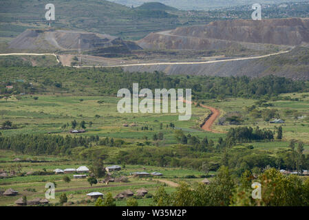 La TANZANIE, Distrikt Tarime, Nyamongo, la filiale canadienne Barrick Gold Gold Mine, Mara Acacia voir surcharger cessions/Abraumhalden TANZANIE, Blick auf der Acacia Gold Mine im Afrikanischen Grabenbruch Banque D'Images