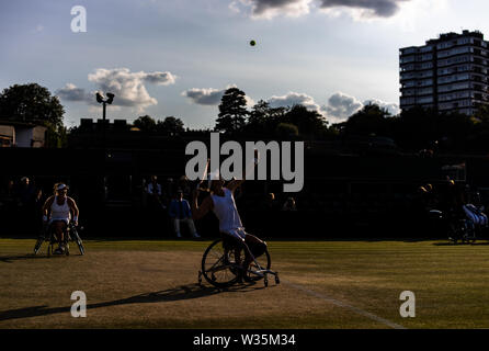 Diede de Groot et Aniek van Koot (gauche) dans la women's wheelchair doubles au jour 11 de l'de Wimbledon à l'All England Lawn Tennis et croquet Club, Londres. Banque D'Images