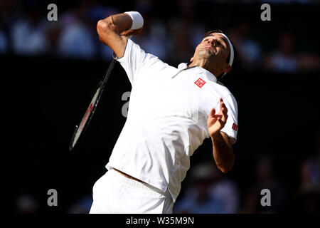 Londres, Royaume-Uni. 12 juillet, 2019. Le All England Lawn Tennis et croquet Club, Wimbledon, Angleterre, Tournoi de tennis de Wimbledon, jour 11 ; Roger Federer (SUI) sert à Rafael Nadal (ESP) : Action de Crédit Plus Sport Images/Alamy Live News Banque D'Images