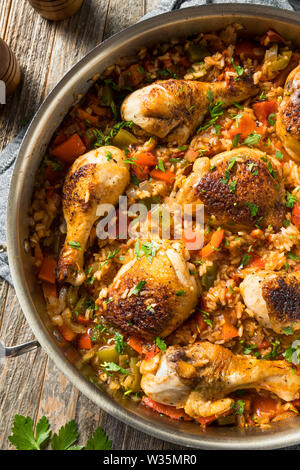 Arroz con pollo espagnol fait maison avec des légumes Banque D'Images