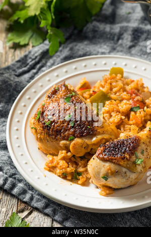 Arroz con pollo espagnol fait maison avec des légumes Banque D'Images