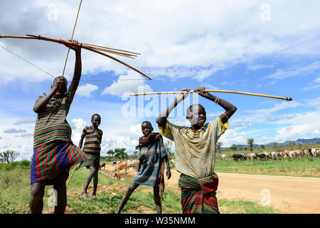 L'Ouganda, les jeunes bergers Karamoja, Karrimojong avec arc et flèche de troupeaux bovins / junge Larimojong Hirten mit Pfeil und Bogen Banque D'Images