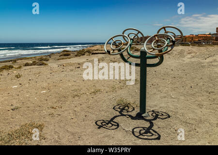 Terrain de sport le long de la côte avec différents équipements de gymnastique. Chaude journée ensoleillée et douce surf. De vie sport concept. El Medano, Tenerife, Banque D'Images